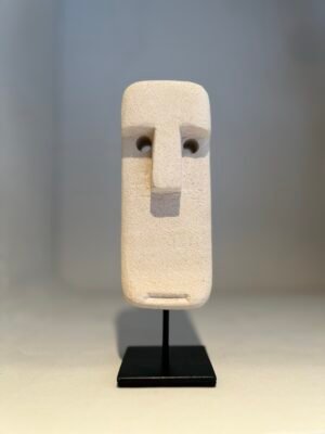 IMG_2282 Statuette en pierre de grès artisanale beige sur socle noir, symbole d’équilibre et d’ancrage – Orna Spirit