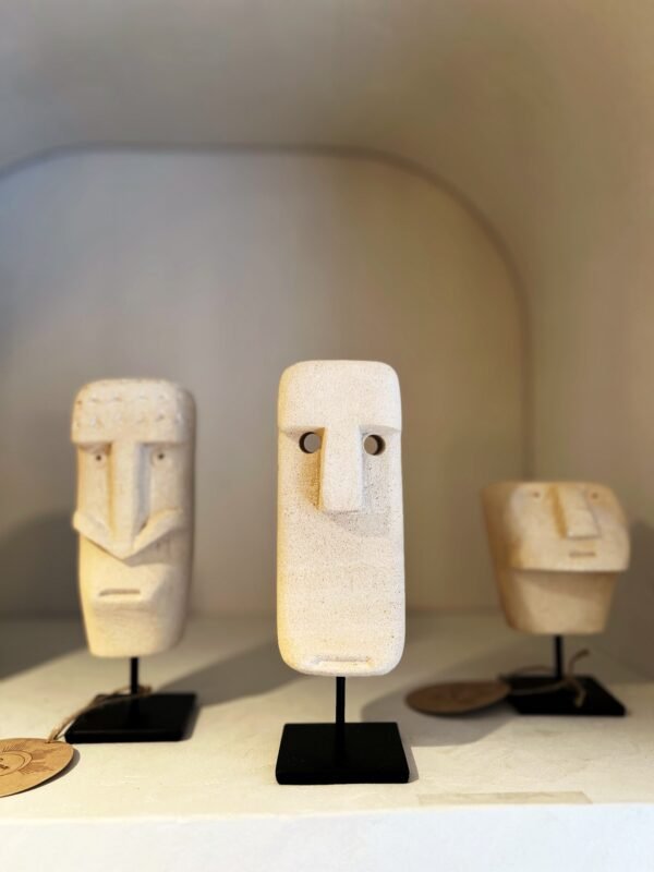 Statuette en Pierre de Grès Claire – Symbole de Calme & Présence