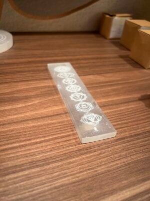 IMG_7061 Plaque rectangulaire en sélénite – Chakras alignés | Harmonisation & purification énergétique