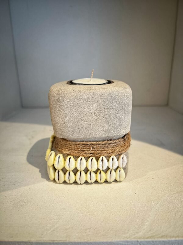 Statuette Protectrice en Pierre et Coquillages – Porte-bougie Spirituelle