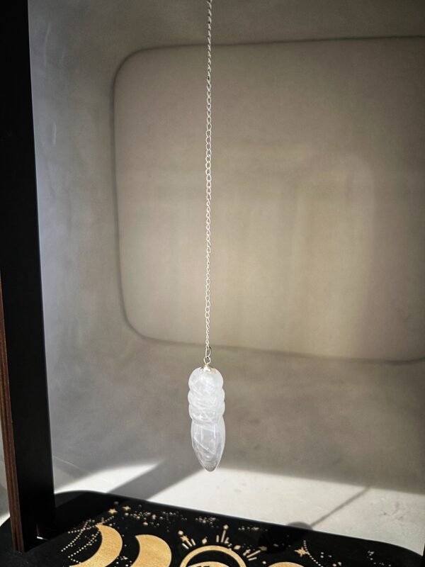 IMG_7096 2 Pendule en Quartz Blanc – Clarté, Pureté et Énergie Lumineuse